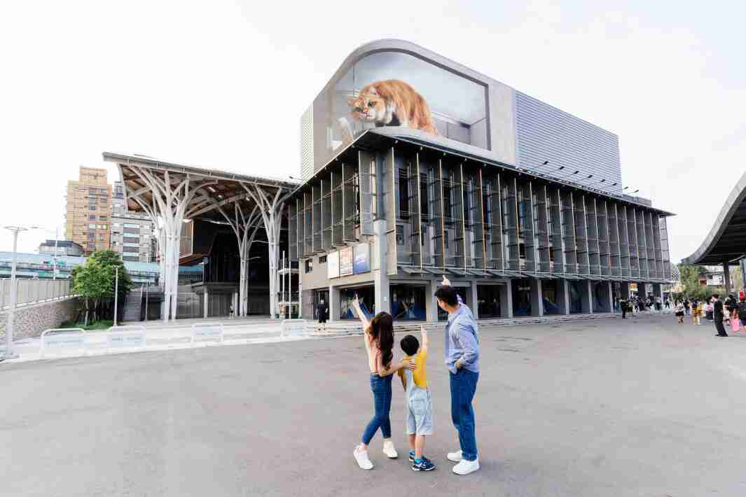 人生就是博打造全台最大户外裸视3D LED弧形萤幕，，，，将超立体的软萌胖橘猫动画活跃于顶楼外墙