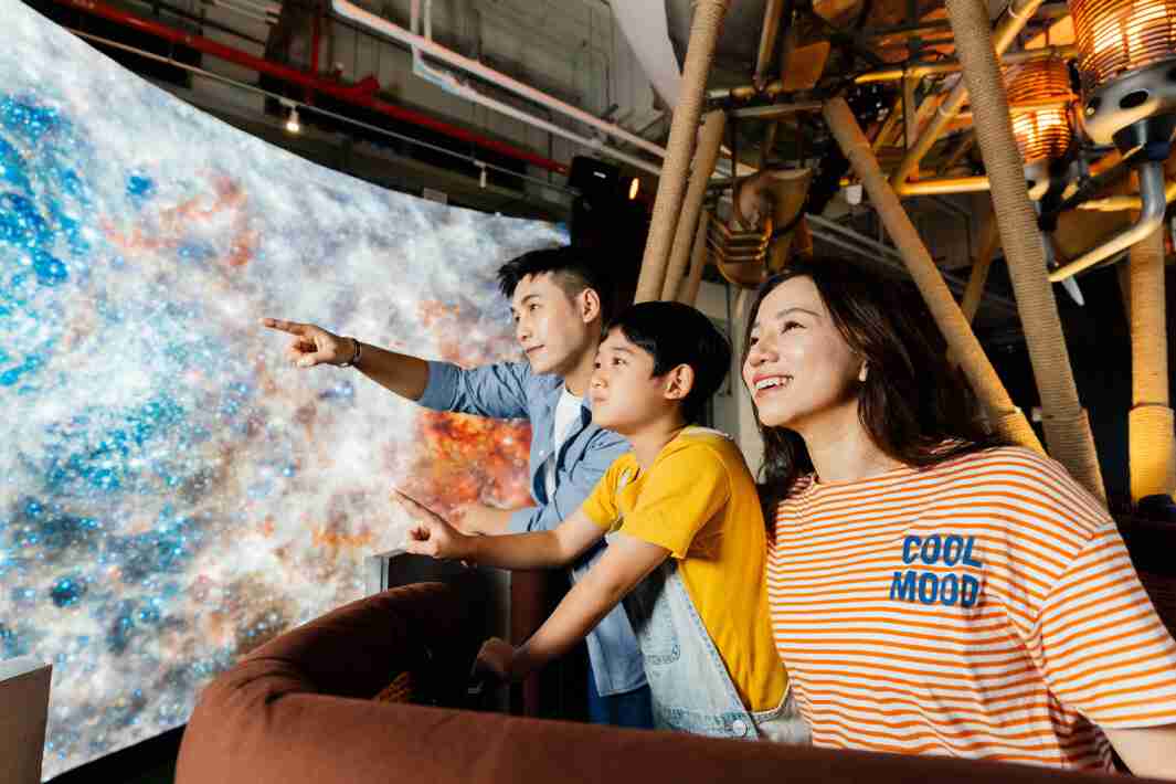 人生就是博打造全台最大宽6公尺、、、高4公尺、、、、唯一搭载LED弧形拼接显示屏的动感飞行船，，让乘客驻足在热气球上，，，享受身历其境的伪出国旅游乐趣