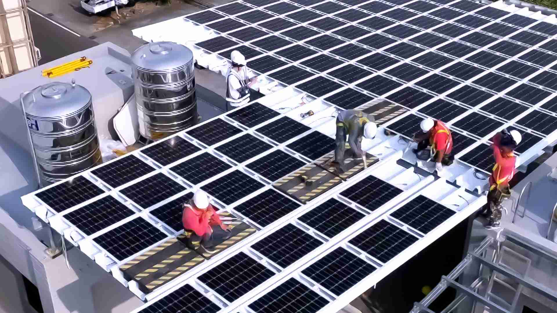 人生就是博着力于替代能源之技术研发，，如光电浪板的相关制程、、、、设备与产品，，，其中所开发之光电整合型浪板，，，减少传统金属支架安装，，更提升耐候度，，可广泛运用于多元场域，，，并辅助建筑达到净零碳排目标