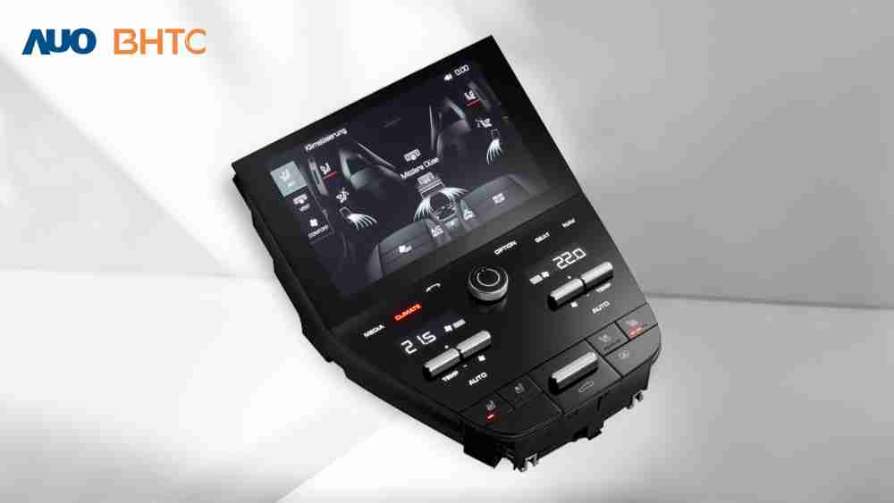 作為友達新生力軍，，，BHTC所展示的中央與後座鞍部的Display HMI產品，，，可處理多區恆溫控制、、、顯示畫面，，，呈現仿真3D車室分區；以力傳感技術精準傳遞觸感，，，並結合音量及震動反饋，，，，防止意外啟動，，，，提供使用者自然流暢、、、、直觀且輕鬆駕馭的舒適介面